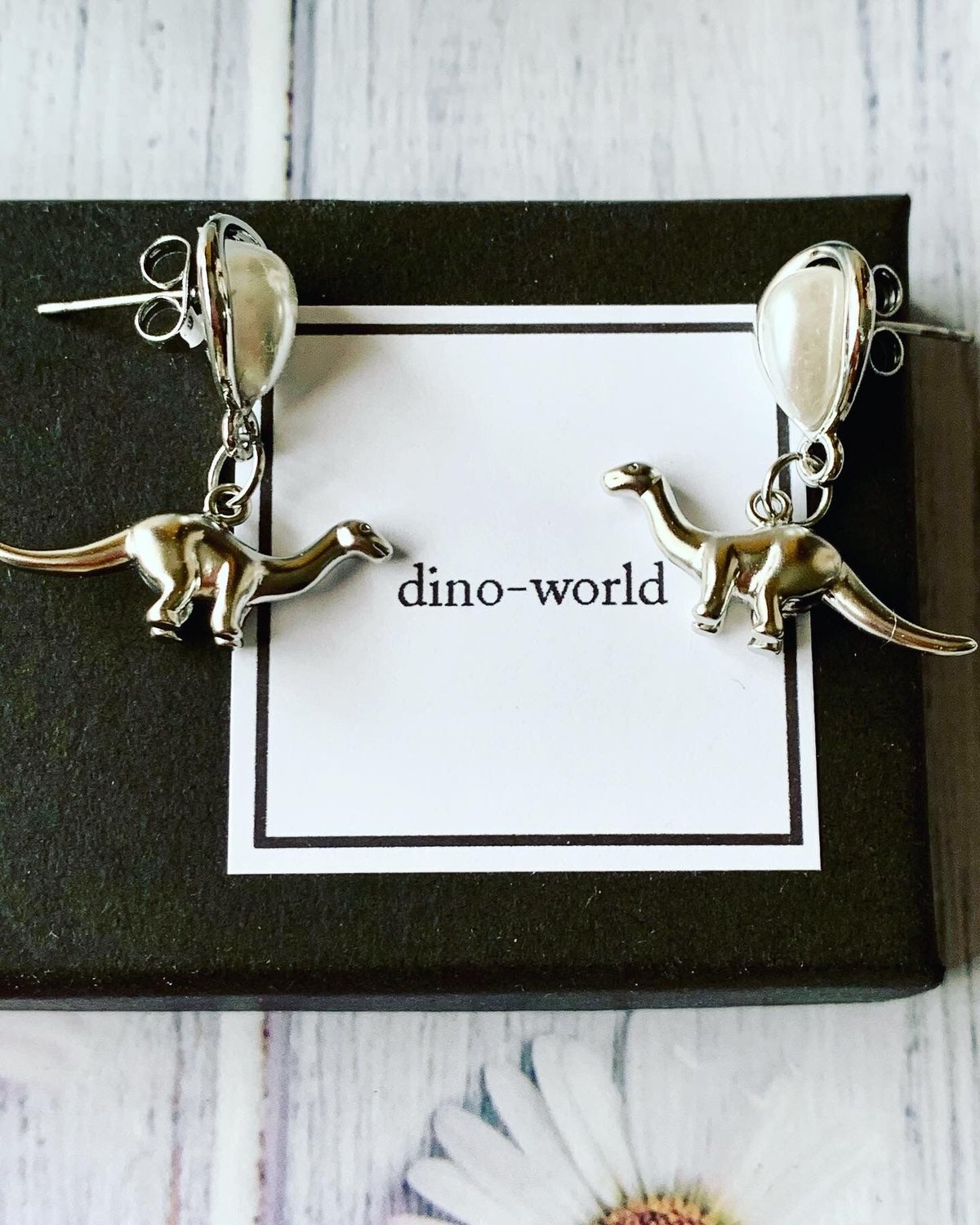 しずく型パール付き 恐竜ピアス（ブラキオサウルスピアス） | dino-world