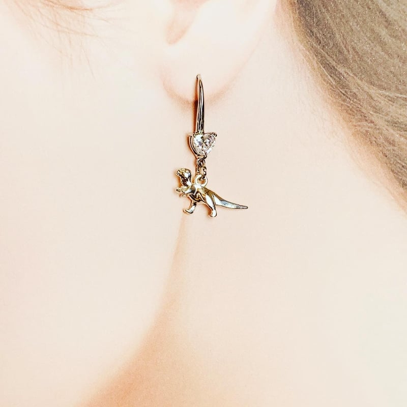 ハート型ストーン付き 恐竜ピアス | dino-world ハート型ストーン付き 恐竜ピアス | dino-world