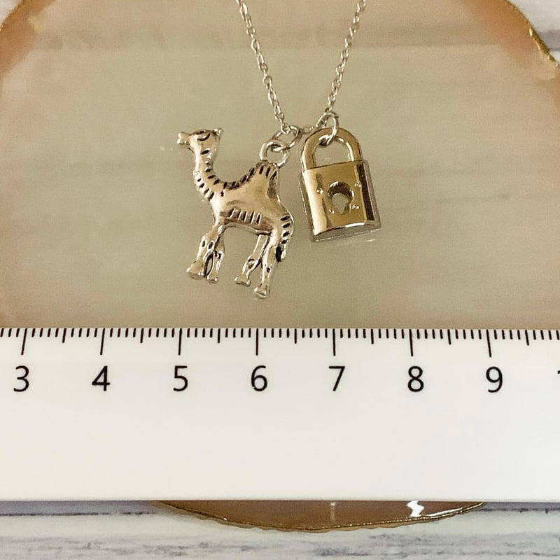 アンティークデザイン 南京錠チャーム付き Camel Necklace （ラクダ