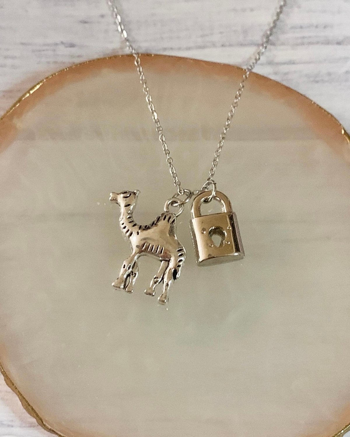 アンティークデザイン 南京錠チャーム付き Camel Necklace （ラクダ