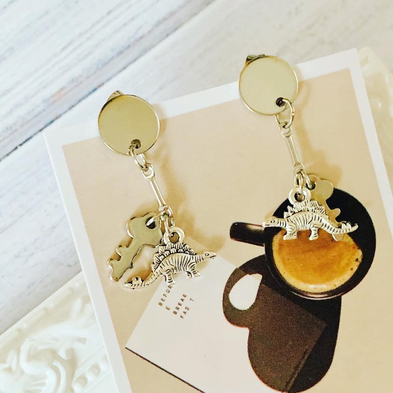 キーチャーム付き 恐竜ピアス （ステゴサウルスピアス） | dino-world