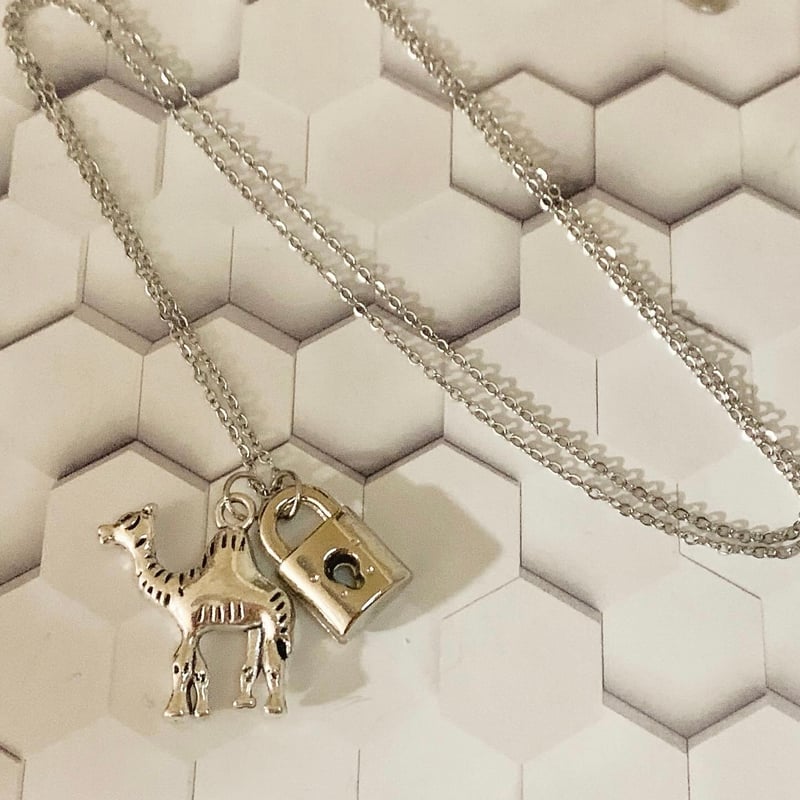 アンティークデザイン 南京錠チャーム付き Camel Necklace （ラクダ 