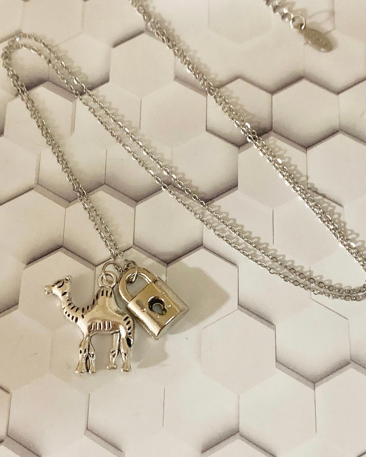 ラクダ　モチーフ ネックレス ゴールド ペンダントトップ サージカルステンレス ラクダモチーフのペンダント