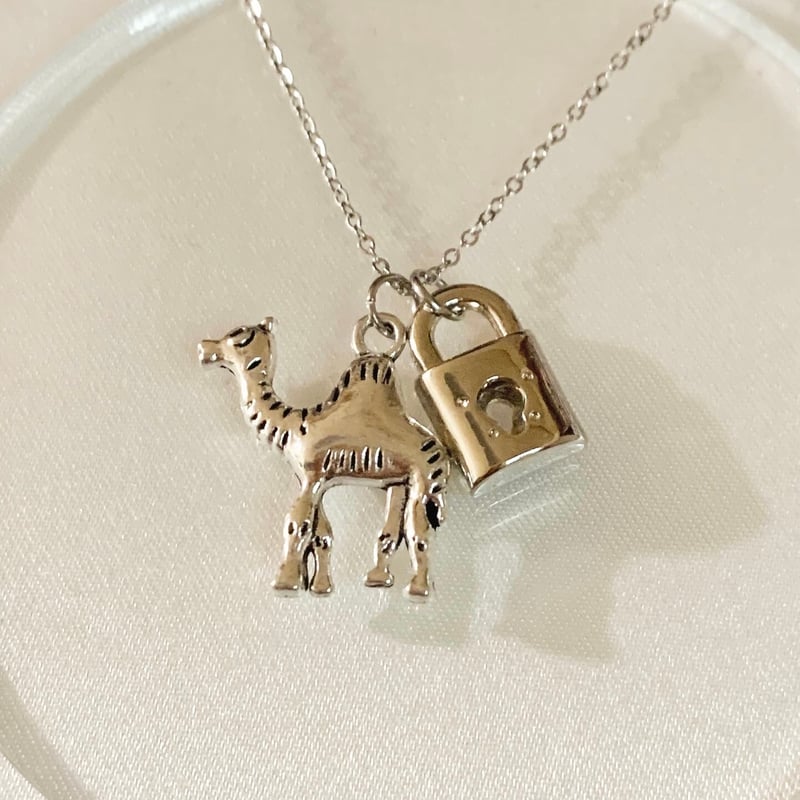 アンティークデザイン 南京錠チャーム付き Camel Necklace （ラクダ