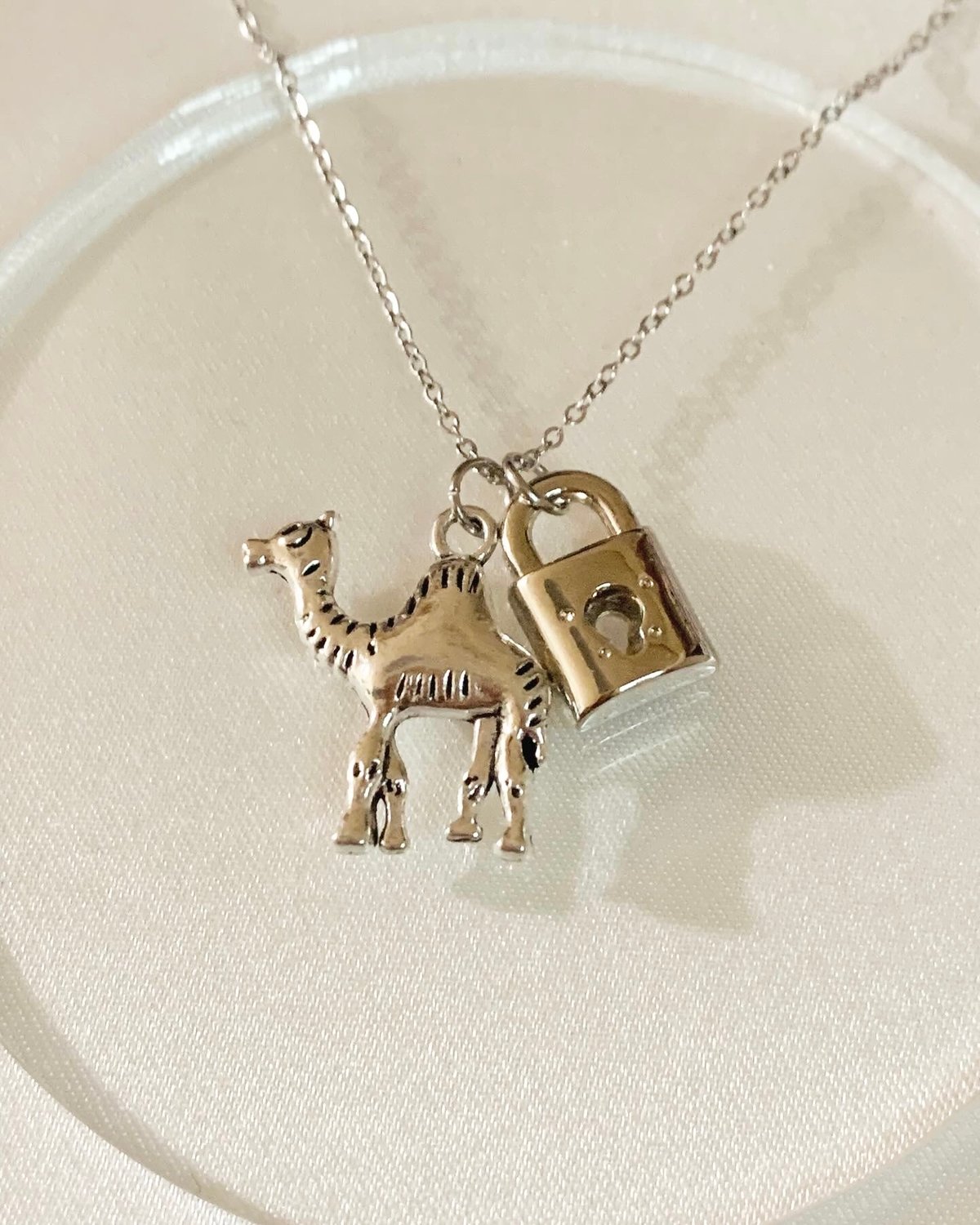 アンティークデザイン 南京錠チャーム付き Camel Necklace （ラクダ