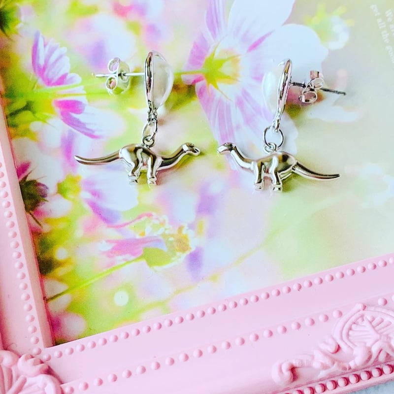 しずく型パール付き 恐竜ピアス（ブラキオサウルスピアス） | dino-world