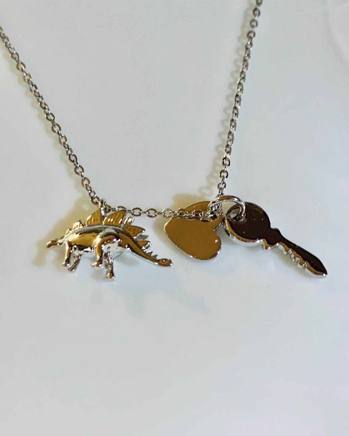 【エデン☆】 新品未使用coach恐竜と花のチャームネックレス エデン☆】 新品未使用coach恐竜と花のチャームネックレス 公式