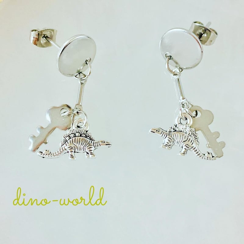 キーチャーム付き 恐竜ピアス （ステゴサウルスピアス） | dino-world 