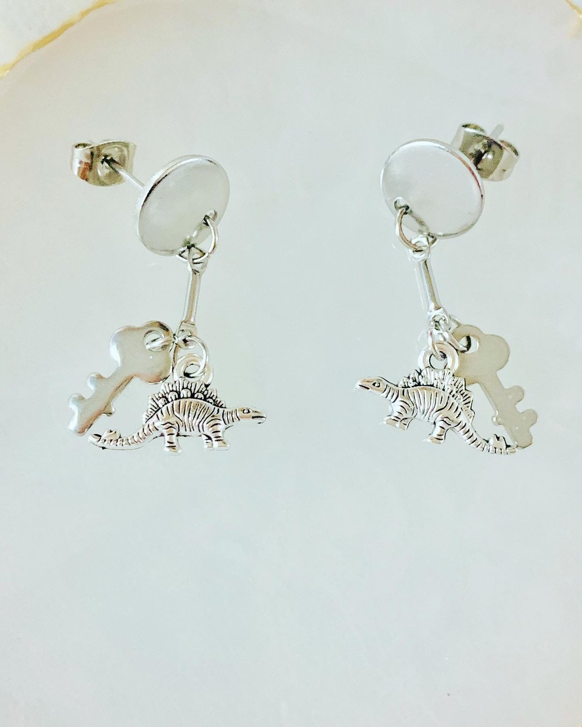 キーチャーム付き 恐竜ピアス （ステゴサウルスピアス） | dino-world