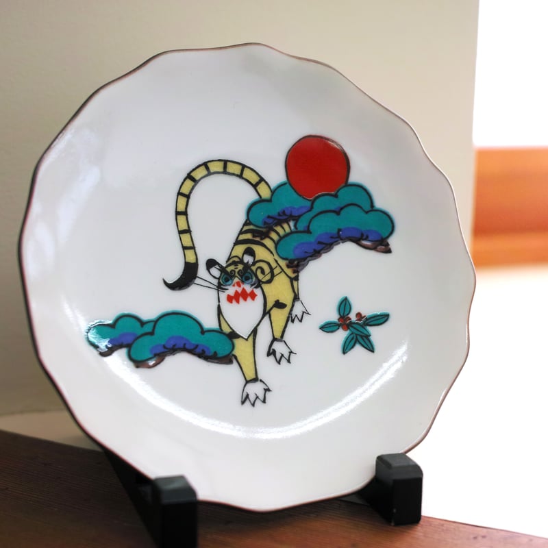 九谷焼 花型皿 松に虎 | 上出瓷藝（かみでしげい）ストア