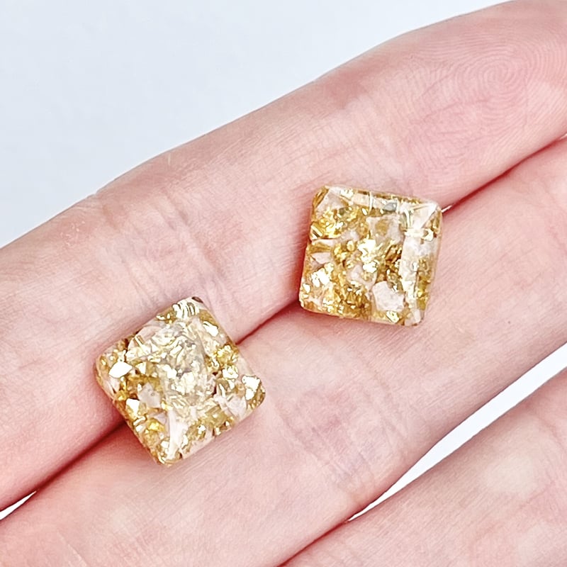 受注生産]きらめくスクエアのワンポイントピアス うすピンク レジン