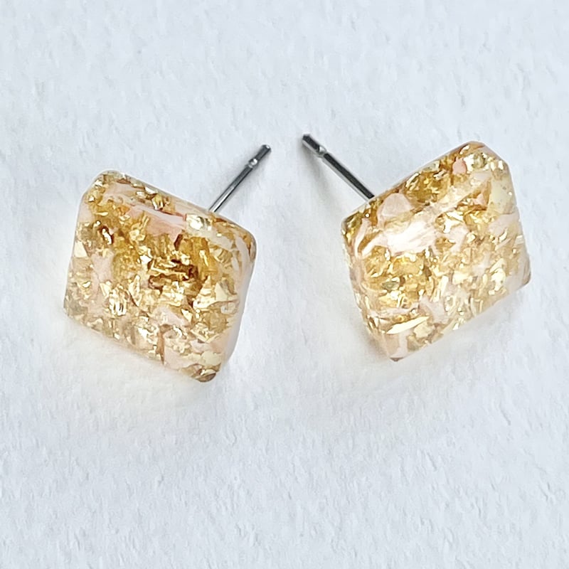 受注生産]きらめくスクエアのワンポイントピアス うすピンク レジン