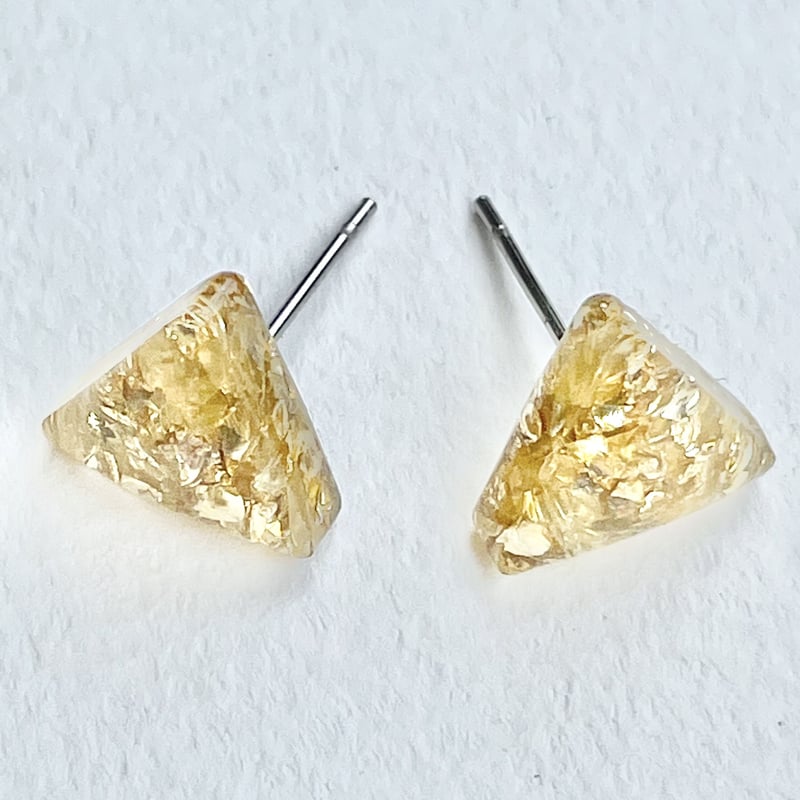 受注生産]きらめく三角のワンポイントピアス イエロー レジン 金属