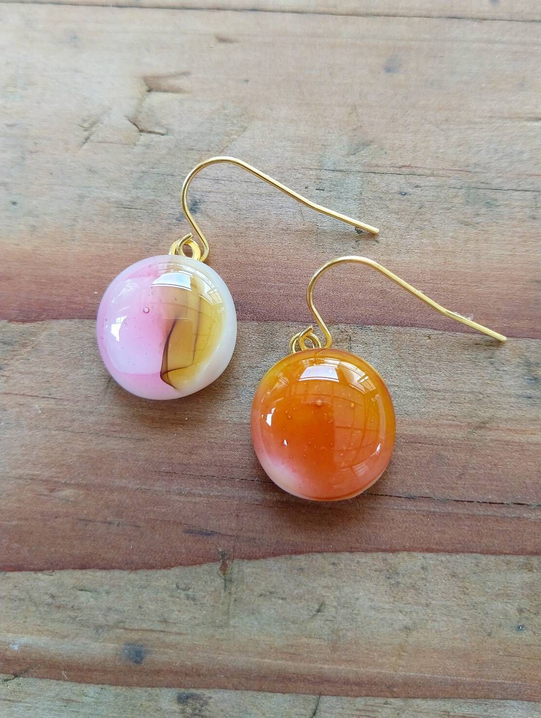 1098,PVCピアスオレンジ イヤリング・ピアス｜ひし形とスティック｜オレンジ