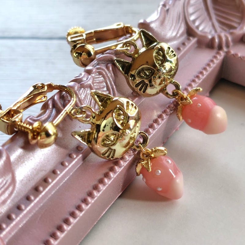 猫顔イヤリング いちご | 猫雑貨専門店 猫の手さき