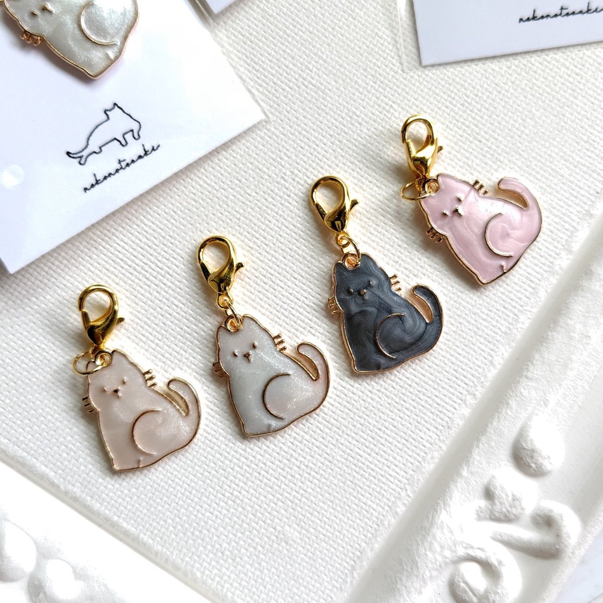 おすわり猫チャーム | 猫雑貨専門店 猫の手さき