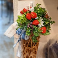 藤のかごとイチゴの花束