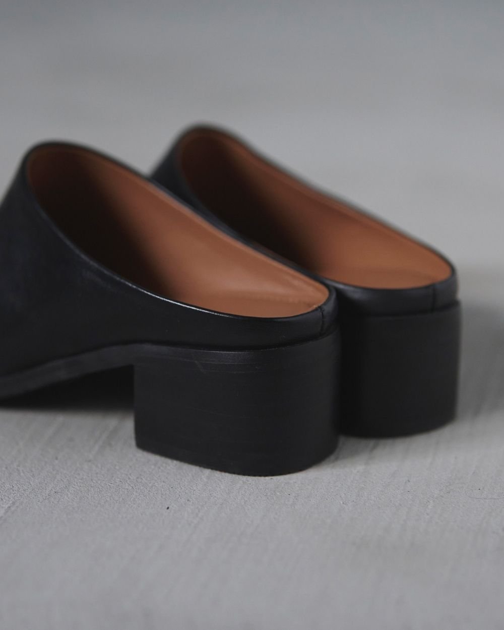 anuke】Ecoleather Heel Slip-ons | Radiant MUSE 本店