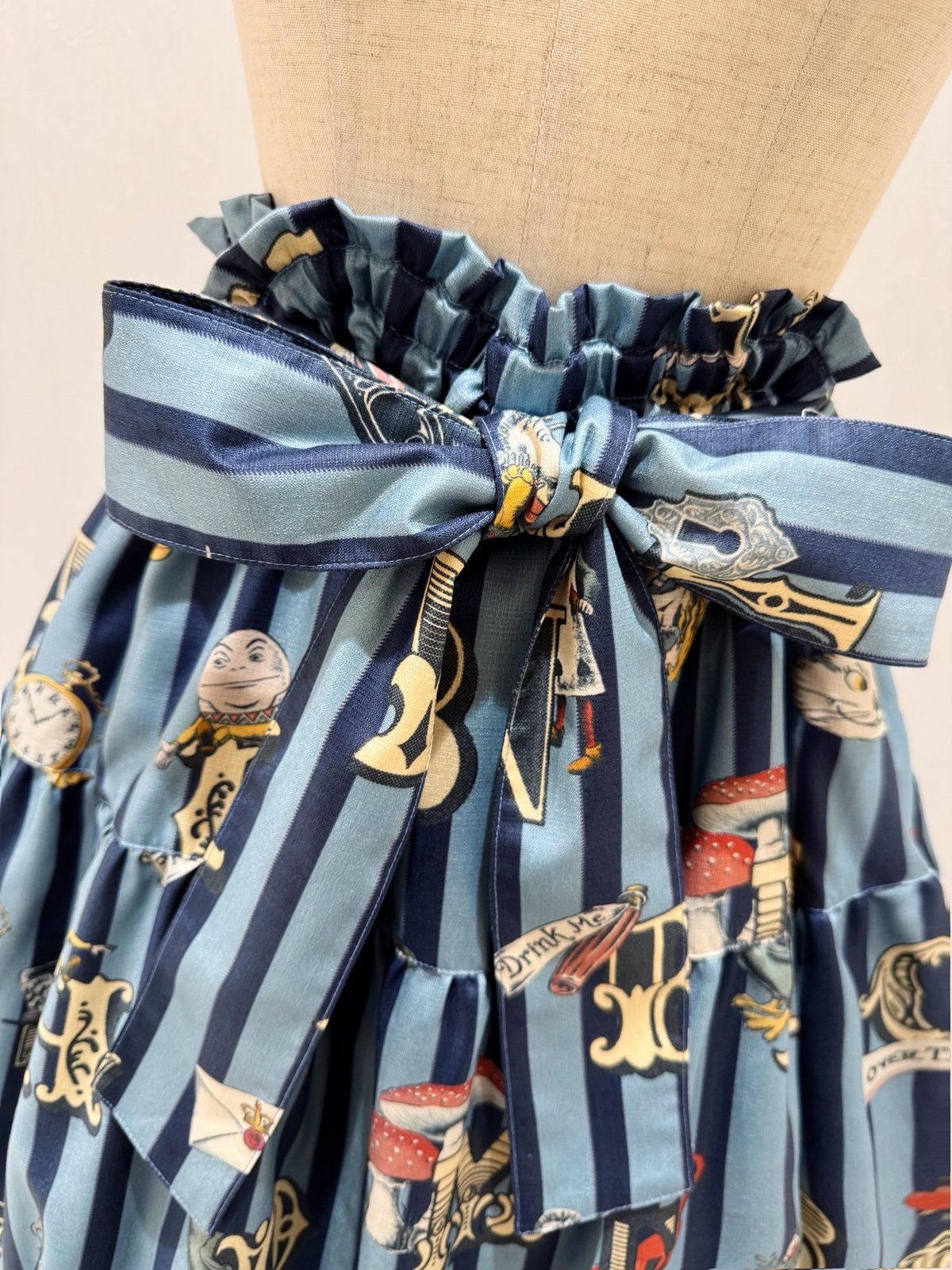 Alice in Wonder Glyph Skirt（Sax blue） | Perla n