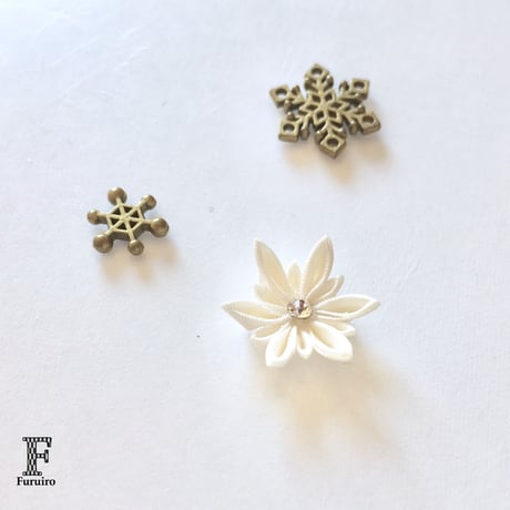 [限定]つまみ細工　雪の結晶　ピンバッジ（メンズブローチ）