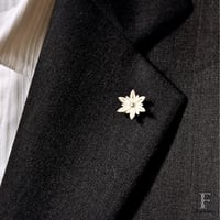 [限定]つまみ細工　雪の結晶　ピンバッジ（メンズブローチ）