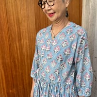 受注品と現品【No.43の柄セミオーダー可】   憧れのカシュクールドレス✴︎気持ちいい薄手コットン★【ブルーグレー×ピンク花】