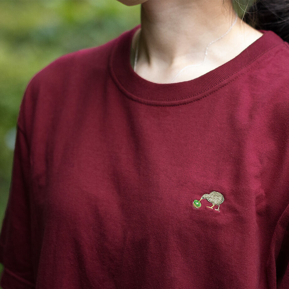 【即購入可】ライオンの隠れ家 ライオン 刺繍 Tシャツ 完全受注生産】動物と植物のつながりTシャツ（ライオン刺繍