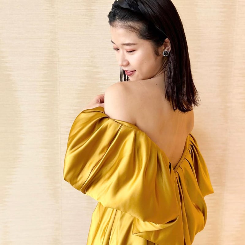 パーティードレス 黄色い 上品！ オフショルダー 背中見せ 光沢サテン  