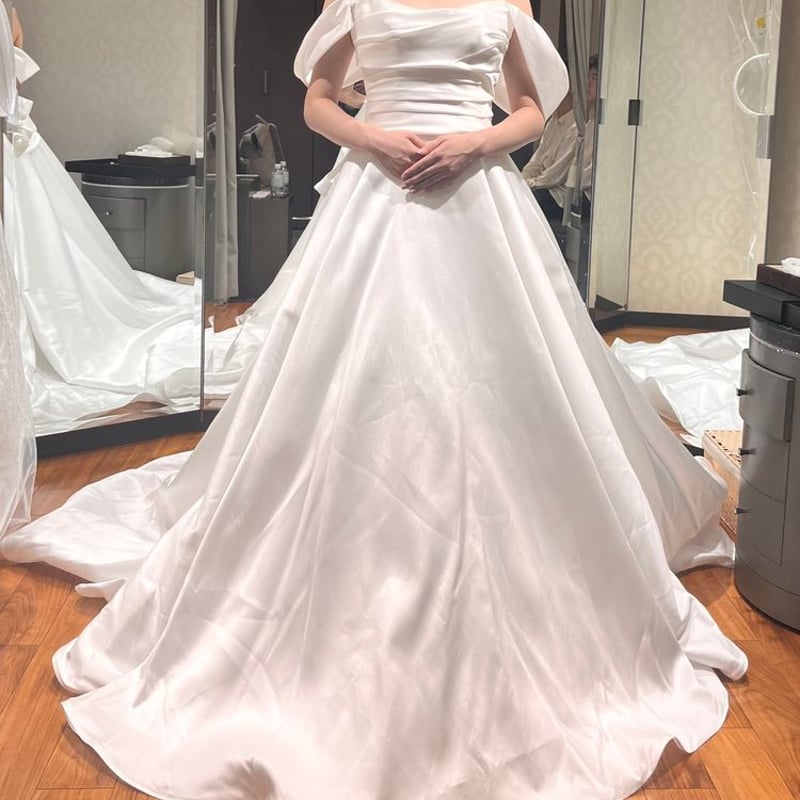 ウェディングドレス オフショルダー デザイン感 くるみボタン オフ  