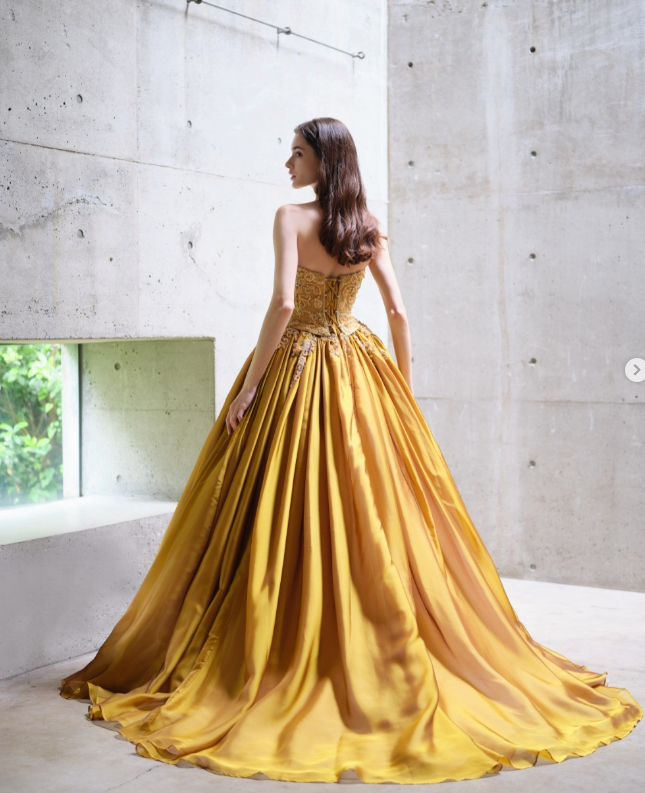 ウェディングドレス　珍しい黄色のスパンコールの刺繍フォーマル/ドレス