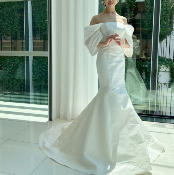 パーティードレス マーメイドライン オフショルダー くるみボタン 花嫁  