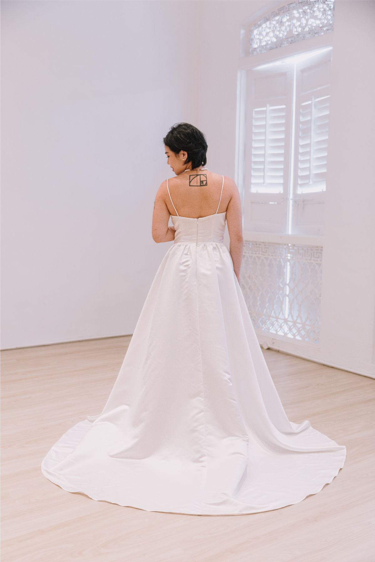 パーティードレス 光沢サテン Vネックドレス キャミソール スレンダー  