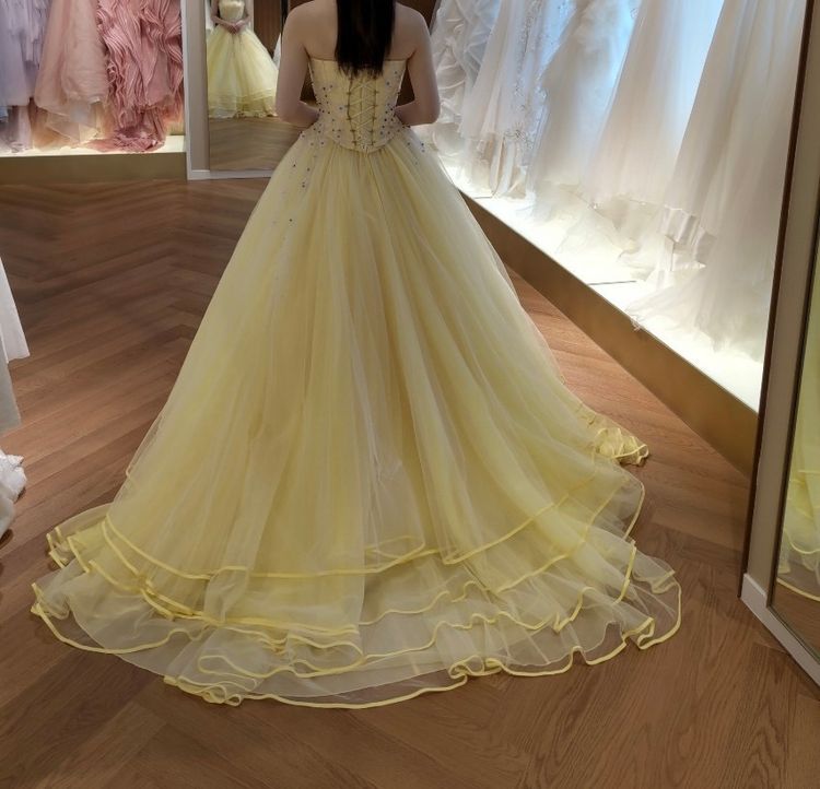 カラードレス イエロー キラキラのハンドビーディング 編み上げ 抜群の  