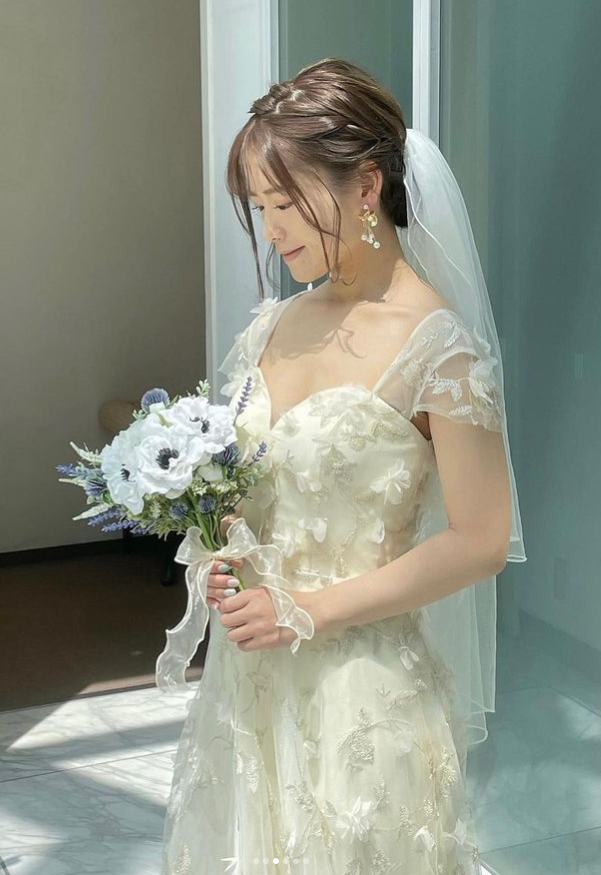 ウェディングドレス ホワイト 花柄のモチーフ刺繍が美しく フレンチスリーブ スクエアネック 結婚式/披露宴