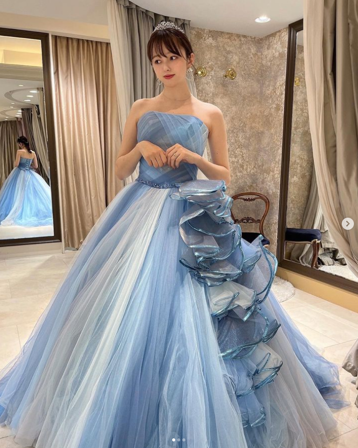 ウェディングドレス ブルー 人気上昇！ ベアトップ 背中見せ ビスチェ  