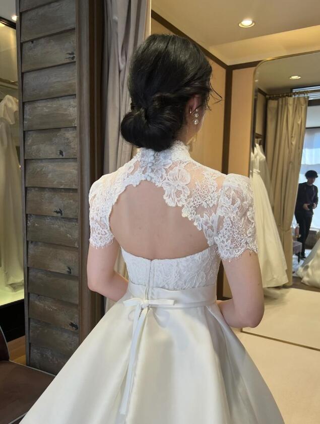 ウェディングドレス 可憐な花刺繍のトップス バックレス 光沢 ウェディングドレス 可憐な花刺繍のトップス バックレス 光沢