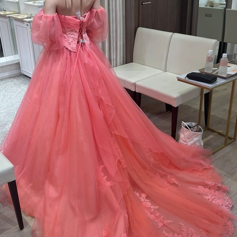 カラードレス ピンク オフショルダー パフスリーブ 編み上げ 裾に繊細  