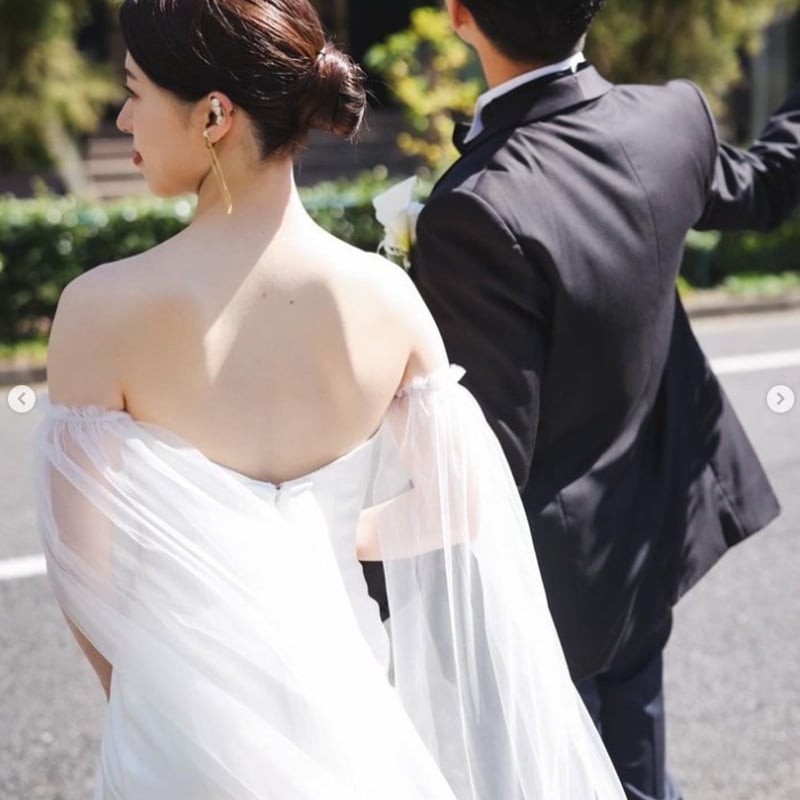 ウェディングドレス ホワイト 人気上昇！ オフショルダー 背中