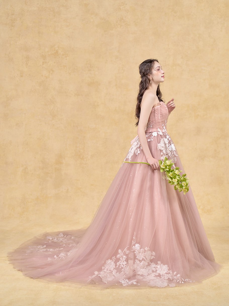 可愛い ピンクソフィア パーティードレス 繊細レース ベアトップ 前  