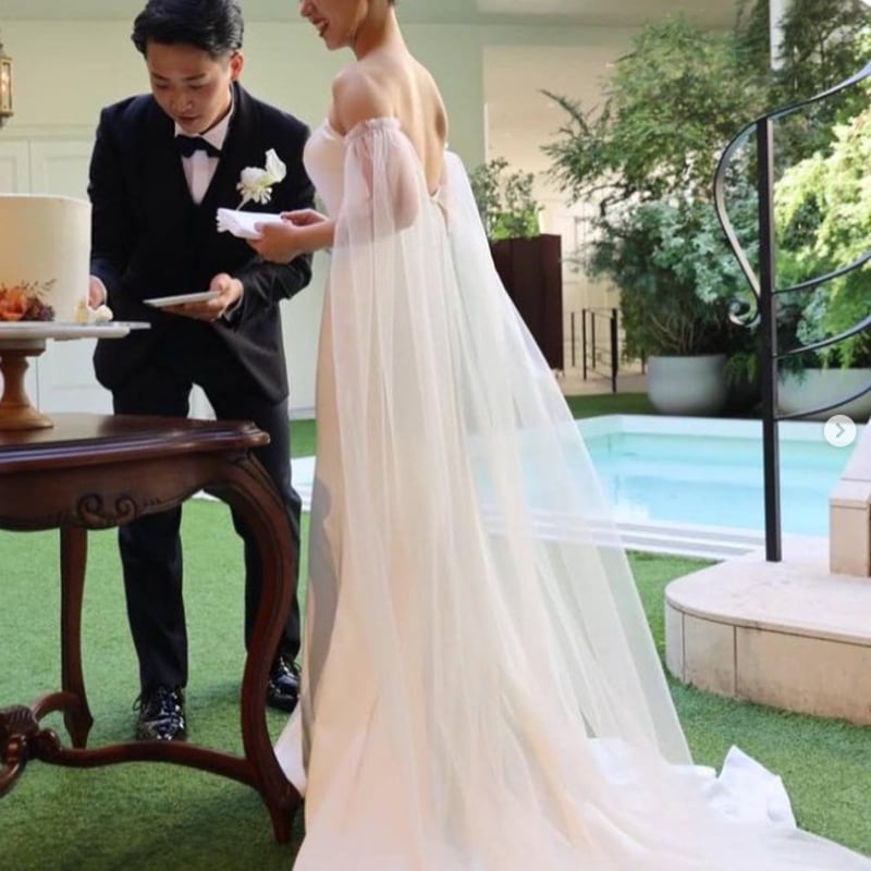 ウェディングドレス ホワイト 人気上昇！ オフショルダー 背中見せ  