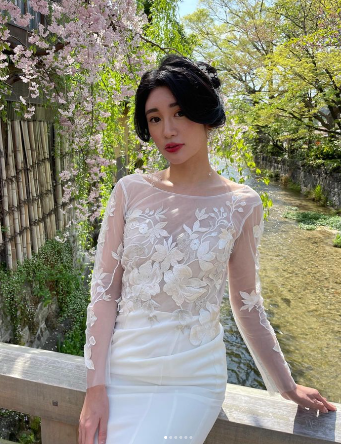 ウェディングドレス ホワイト 花柄のモチーフ刺繍が美しく クルー  