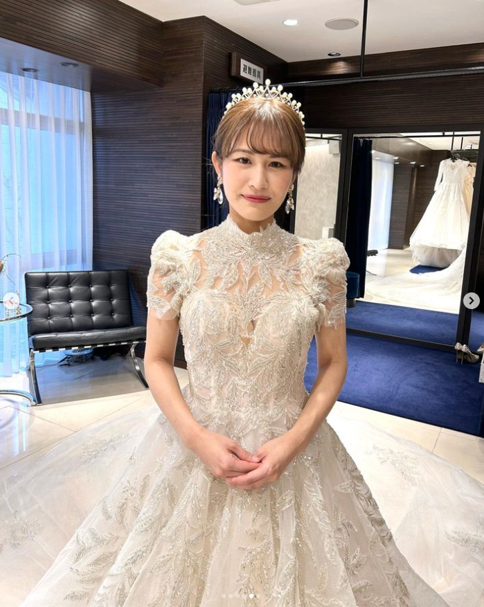 ウェディングドレス ホワイト 上品! 花柄のモチーフ刺繍が ウェディングドレス ホワイト 上品! 花柄のモチーフ刺繍が