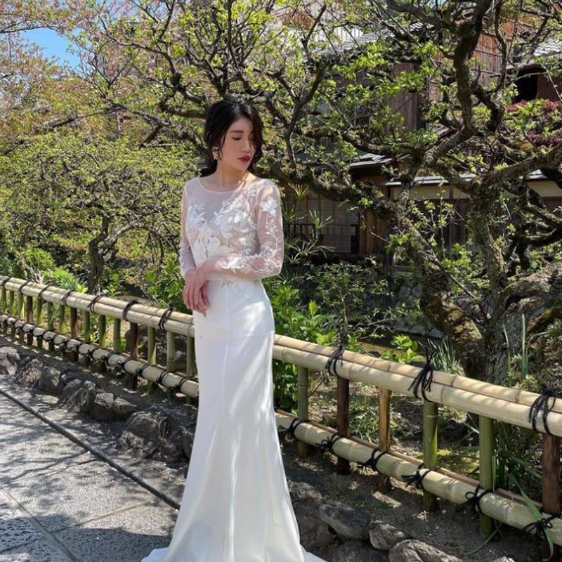 ウェディングドレス ホワイト 花柄のモチーフ刺繍が美しく クルー  