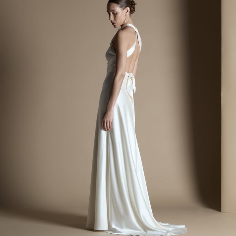 パーティードレス ホルターネック 細見えシルエット 滑らか 背中見せ  