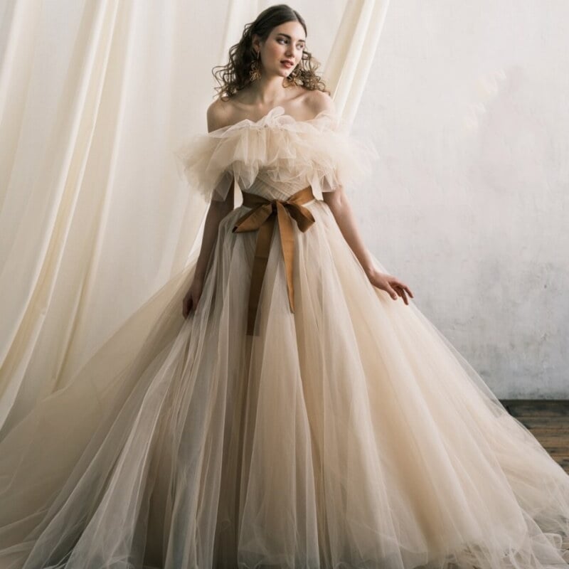 カラードレス 薄シャンパンの色 もこもこドレス サッシュベルト  