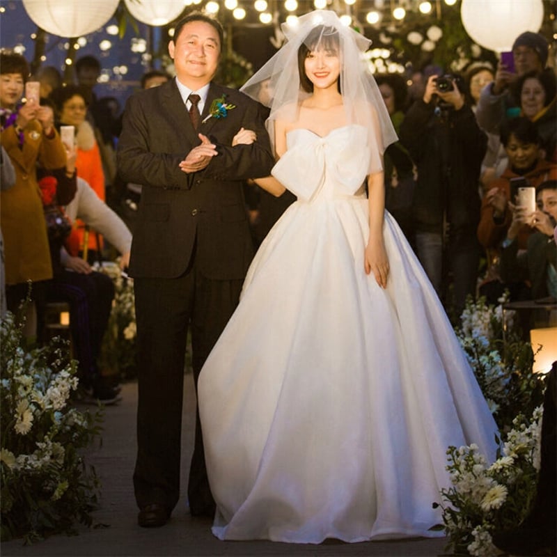 可愛い ウエディングドレス リボン ベアトップ スレンダーライン 花嫁  