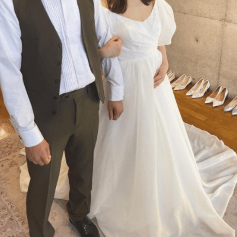 スレンダーライン 花嫁パフスリーブ ウエディングドレス オフホワイト  