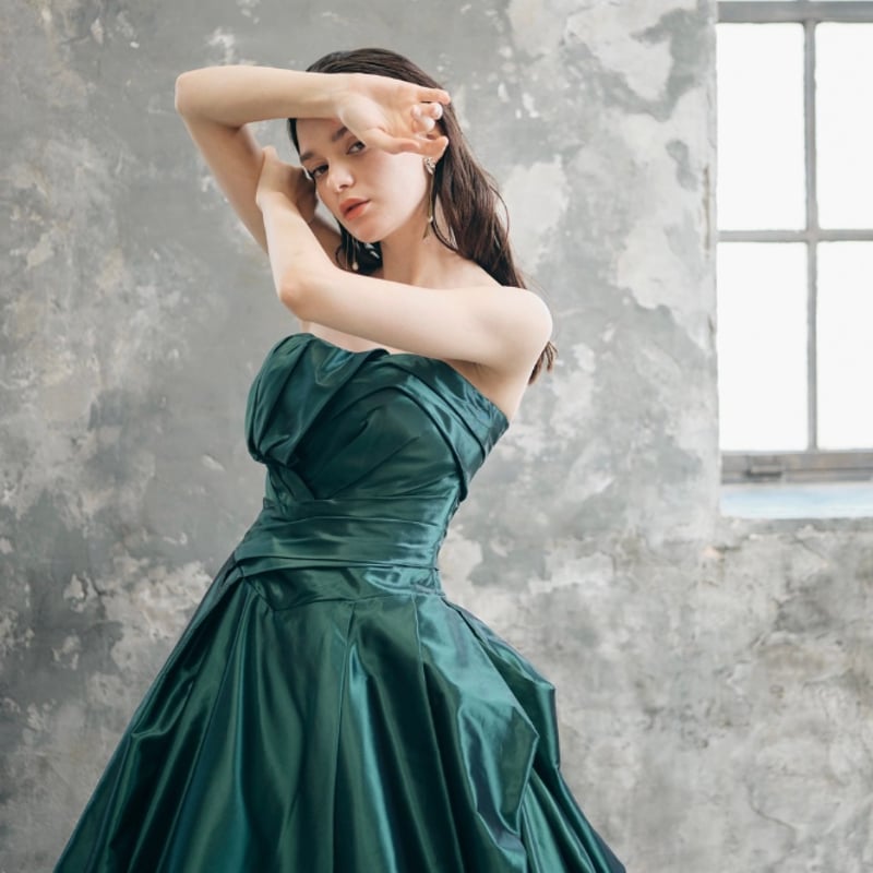 ウェディングドレス 深めな緑 豪華！ 背中見せ ベアトップ 編み上げ  