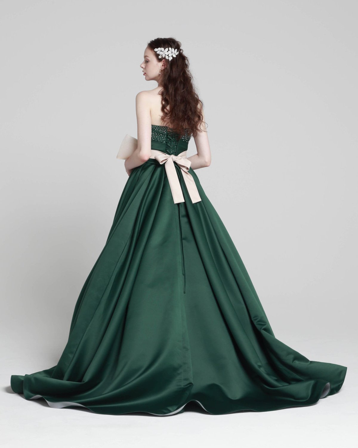 深めな緑 可愛い カラードレス 編み上げ 結婚式 ベアトップ 花嫁 リボン ビジュー
