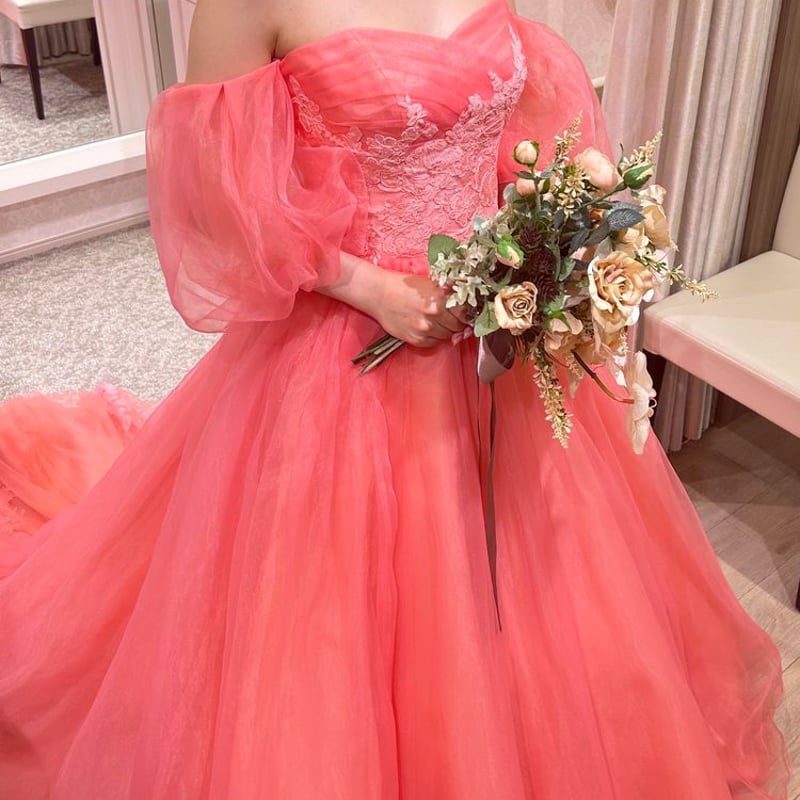 カラードレス ピンク オフショルダー パフスリーブ 編み上げ 裾に繊細  